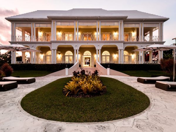 Oceanfront Luxury Vacation Pool Villa in Nassau Six Bedrooms