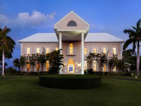 Oceanfront Luxury Vacation Pool Villa in Nassau Six Bedrooms