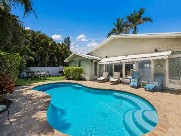 Holmes Beach Vacation Home Private Pool Short Walk to Beach