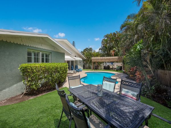 Holmes Beach Vacation Home Private Pool Short Walk to Beach