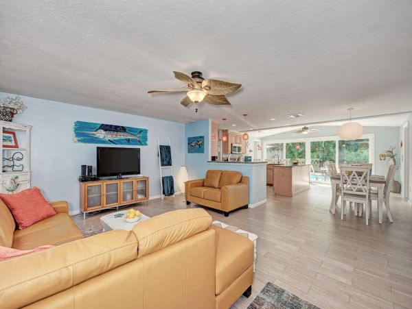 Holmes Beach Vacation Home Private Pool Short Walk to Beach
