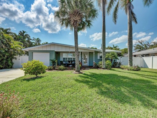 Holmes Beach Vacation Home Private Pool Short Walk to Beach
