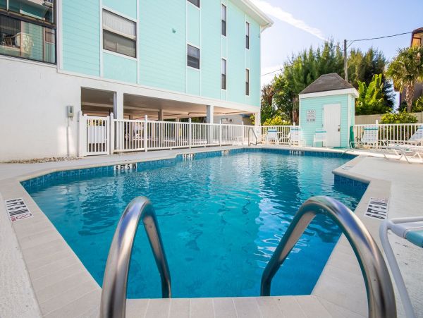 Charming 2 Bedroom Condo on Holmes Beach Sleeps 4 Guests