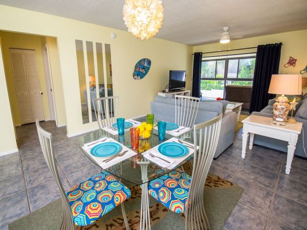 Charming 2 Bedroom Condo on Holmes Beach Sleeps 4 Guests