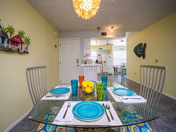 Charming 2 Bedroom Condo on Holmes Beach Sleeps 4 Guests