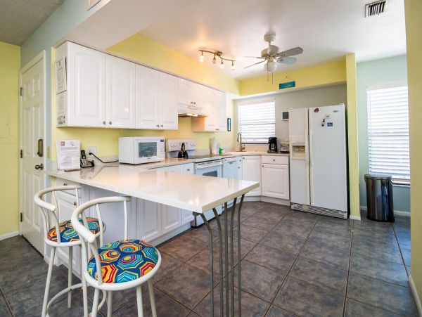 Charming 2 Bedroom Condo on Holmes Beach Sleeps 4 Guests