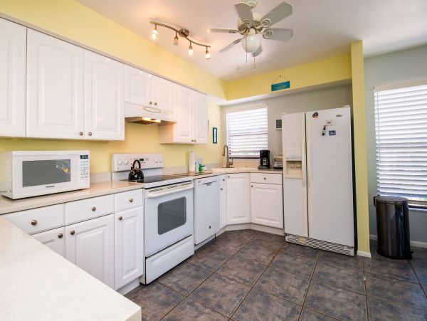 Charming 2 Bedroom Condo on Holmes Beach Sleeps 4 Guests
