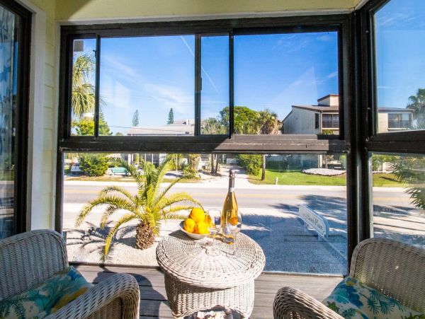 Charming 2 Bedroom Condo on Holmes Beach Sleeps 4 Guests