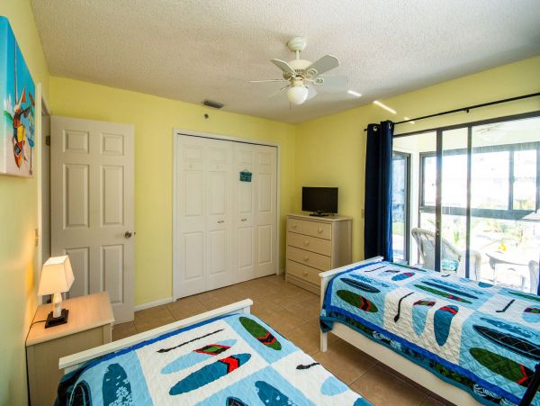 Charming 2 Bedroom Condo on Holmes Beach Sleeps 4 Guests