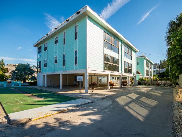 Charming 2 Bedroom Condo on Holmes Beach Sleeps 4 Guests