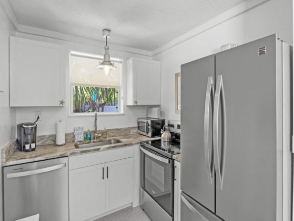 Holmes Beach Vacation Rental - Gulf Coast Cottage Steps from the Beach