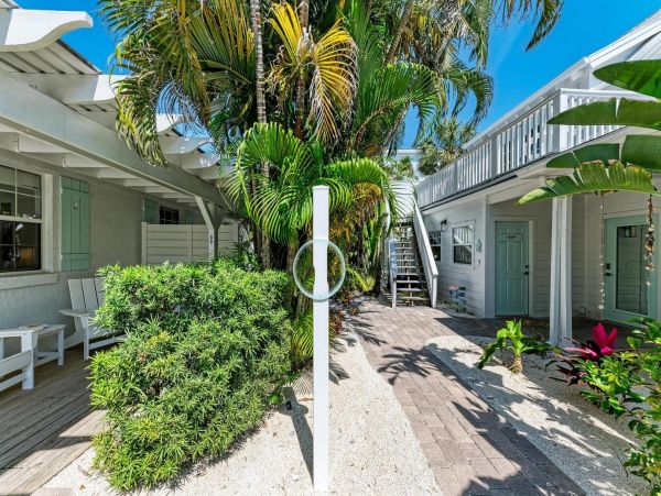 Holmes Beach Vacation Rental - Gulf Coast Cottage Steps from the Beach