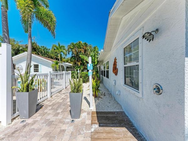 Holmes Beach Vacation Rental - Gulf Coast Cottage Steps from the Beach