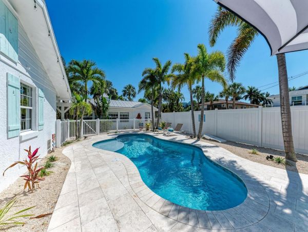 Holmes Beach Vacation Rental - Gulf Coast Cottage Steps from the Beach