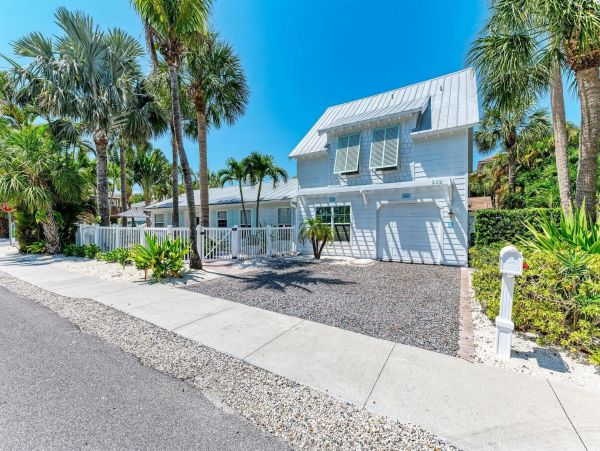 Holmes Beach Vacation Rental - Gulf Coast Cottage Steps from the Beach