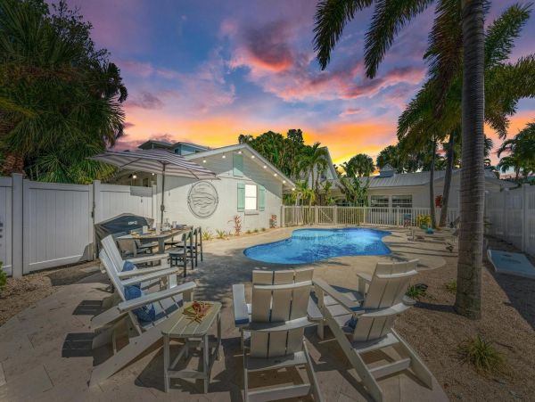 Holmes Beach Vacation Rental - Gulf Coast Cottage Steps from the Beach