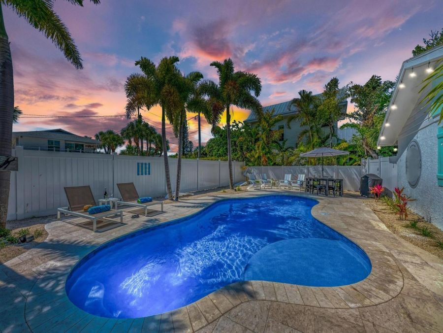 Holmes Beach Vacation Rental - Gulf Coast Cottage Steps from the Beach