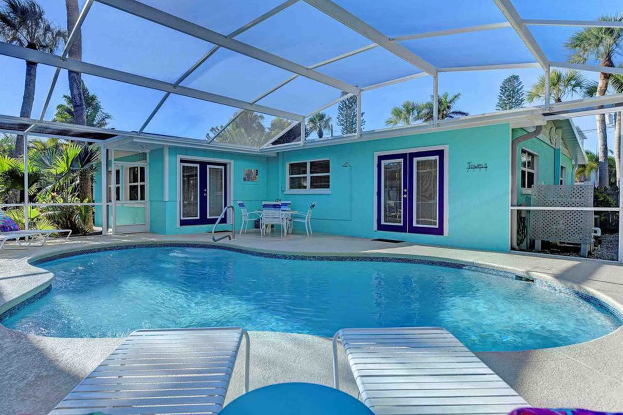 Cute bungalow with Caged pool 1.5 blocks to beach