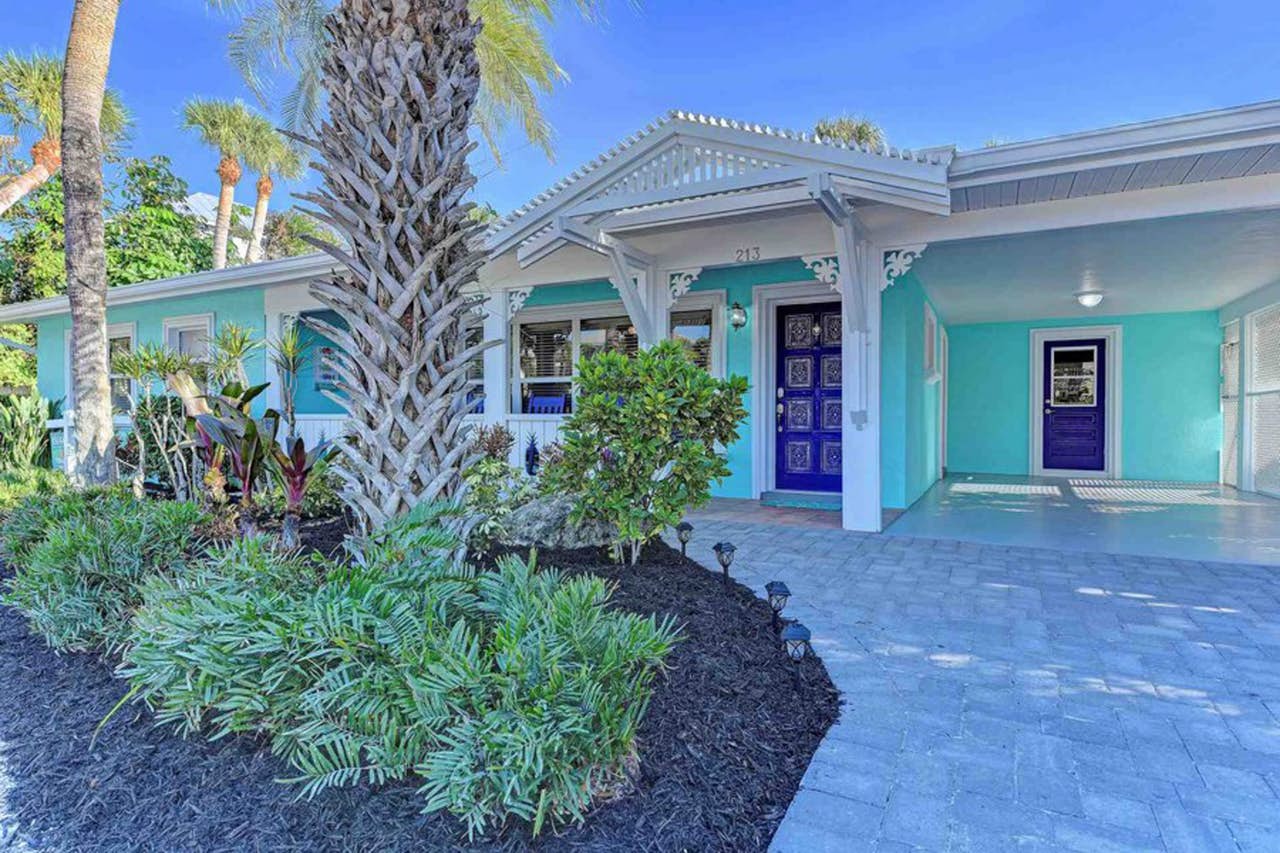 Cute bungalow with Caged pool 1.5 blocks to beach