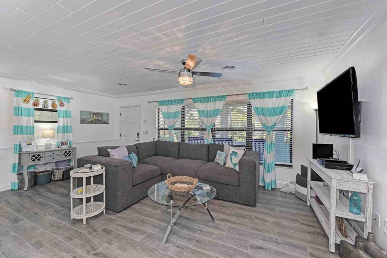 Cute bungalow with Caged pool 1.5 blocks to beach