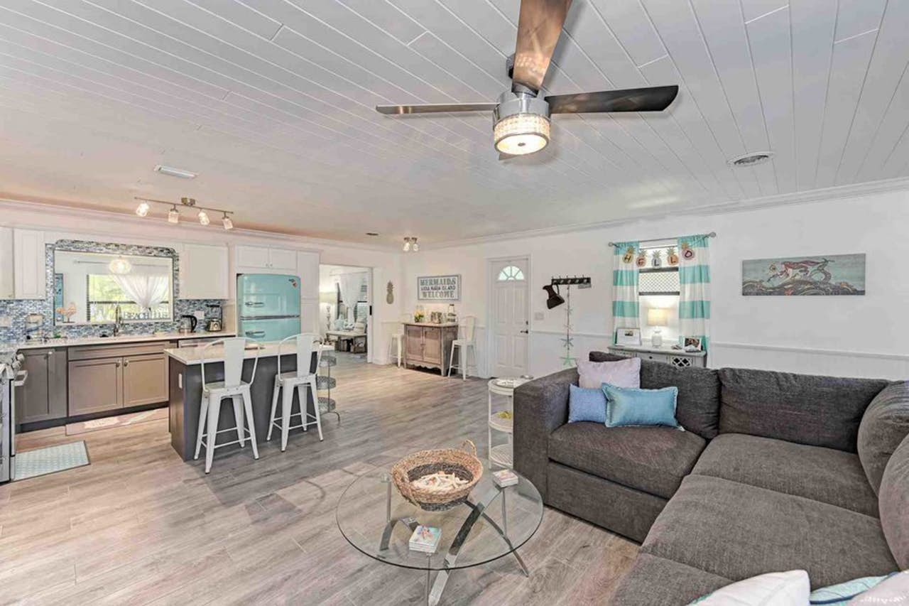 Cute bungalow with Caged pool 1.5 blocks to beach