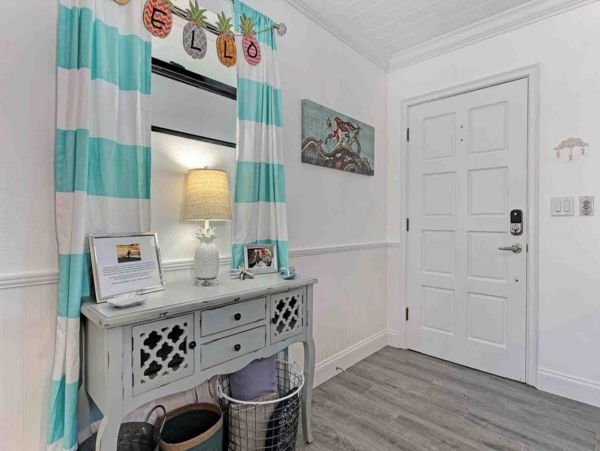 Cute bungalow with Caged pool 1.5 blocks to beach