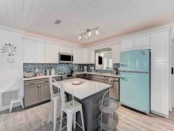 Cute bungalow with Caged pool 1.5 blocks to beach