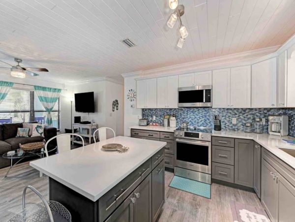 Cute bungalow with Caged pool 1.5 blocks to beach