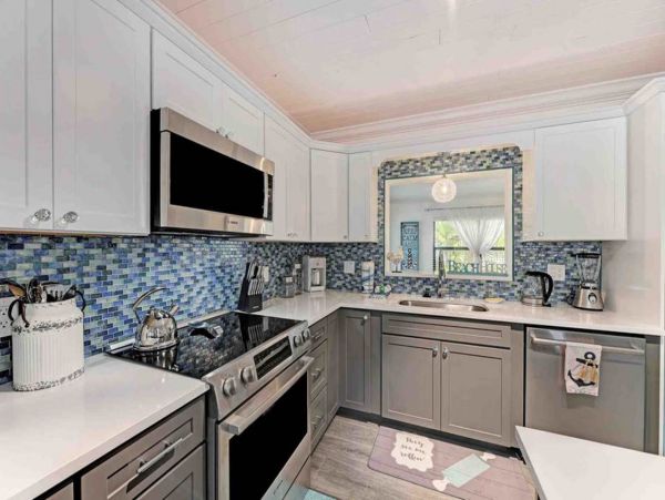 Cute bungalow with Caged pool 1.5 blocks to beach