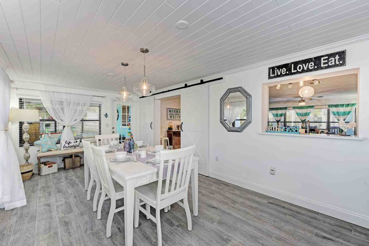 Cute bungalow with Caged pool 1.5 blocks to beach