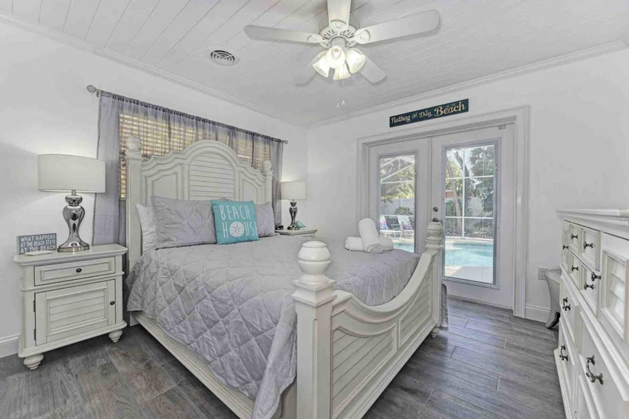 Cute bungalow with Caged pool 1.5 blocks to beach