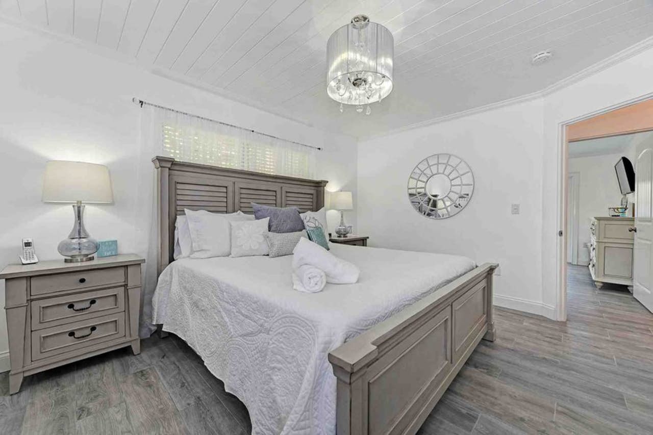 Cute bungalow with Caged pool 1.5 blocks to beach