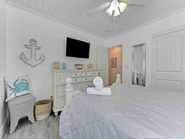 Cute bungalow with Caged pool 1.5 blocks to beach