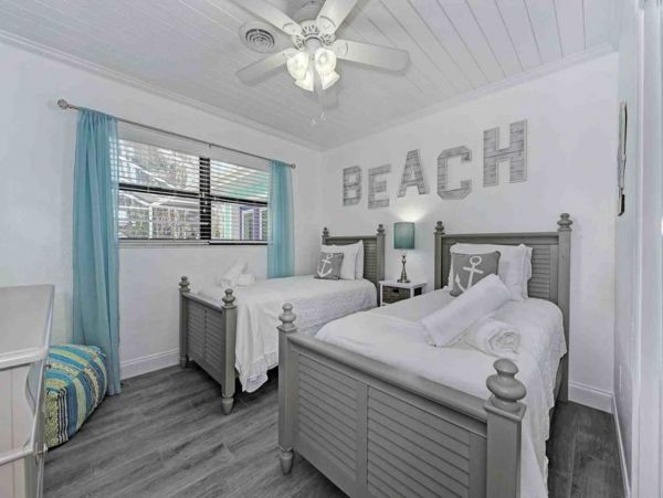 Cute bungalow with Caged pool 1.5 blocks to beach