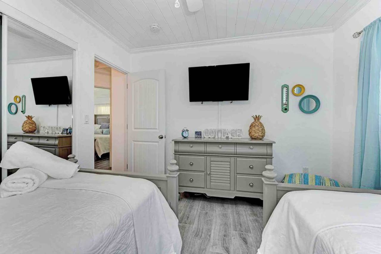 Cute bungalow with Caged pool 1.5 blocks to beach