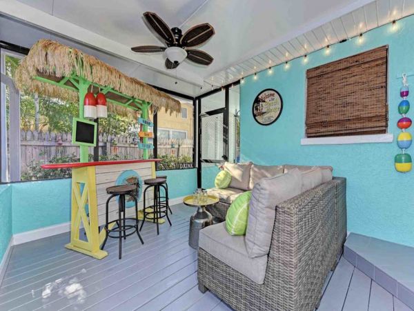 Cute bungalow with Caged pool 1.5 blocks to beach