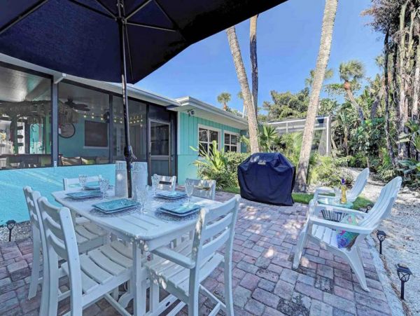 Cute bungalow with Caged pool 1.5 blocks to beach