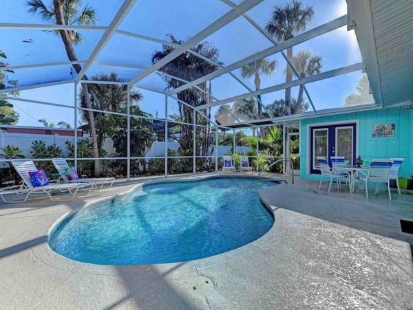 Cute bungalow with Caged pool 1.5 blocks to beach