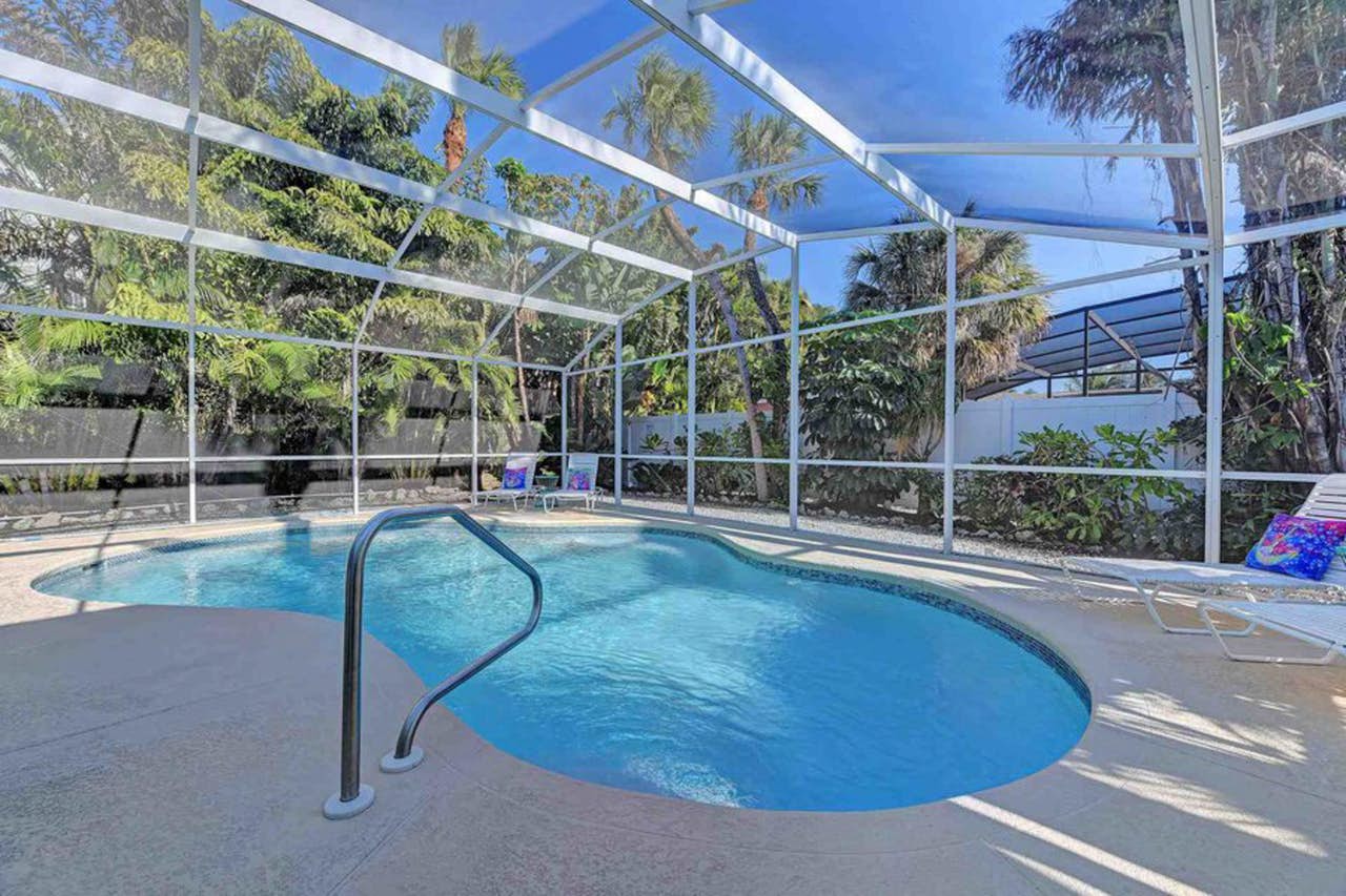 Cute bungalow with Caged pool 1.5 blocks to beach