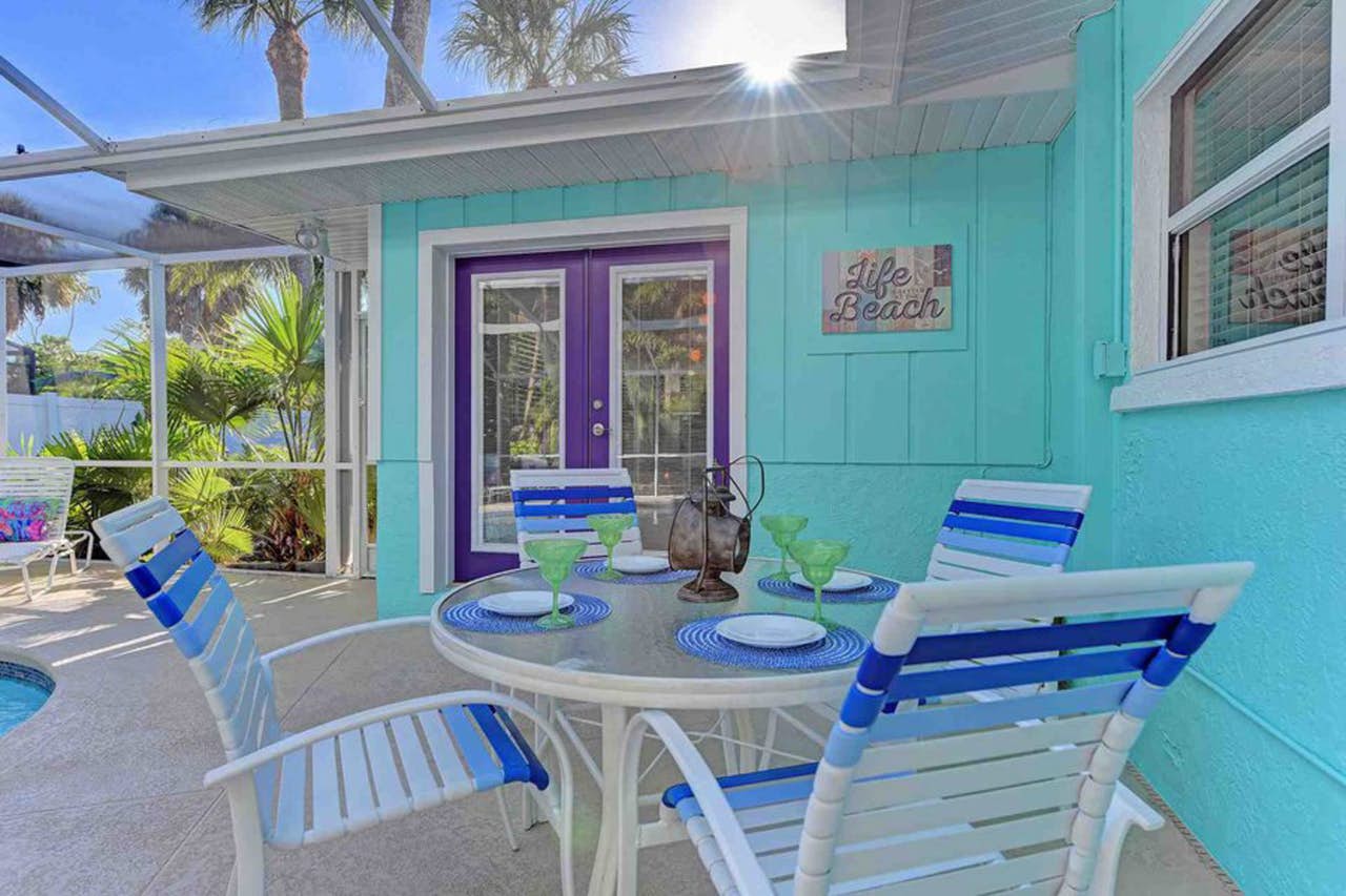 Cute bungalow with Caged pool 1.5 blocks to beach