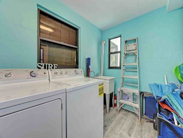 Cute bungalow with Caged pool 1.5 blocks to beach