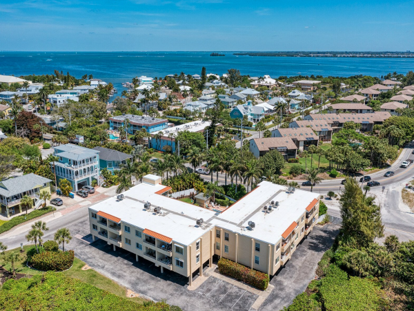 Full Gulf View near Shops and restaurants and Manatee beach