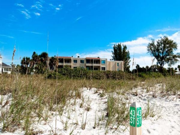 Full Gulf View near Shops and restaurants and Manatee beach