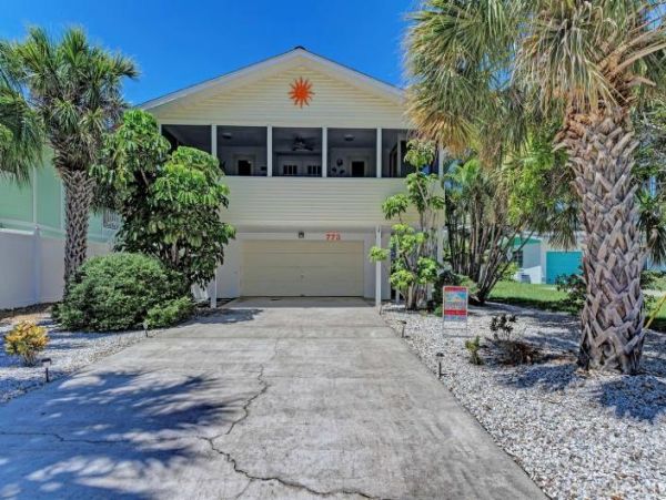 Anna Maria Two Bedroom Walk to Beach Vacation Home with Pool