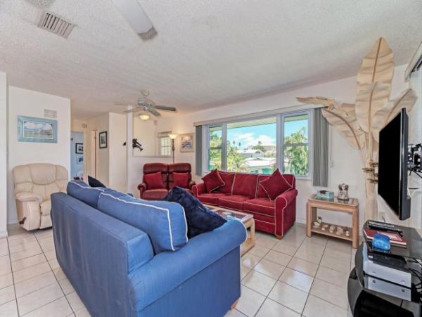 Anna Maria Two Bedroom Walk to Beach Vacation Home with Pool