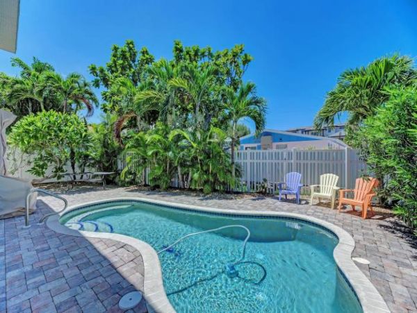 Anna Maria Two Bedroom Walk to Beach Vacation Home with Pool