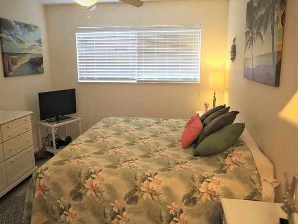 Sanibel Vacation Condo with Pool and Boat Dock