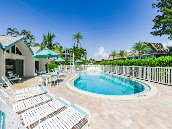 Holmes Beach One Bedroom Beachfront Condo Sleeps 4 Gulf View