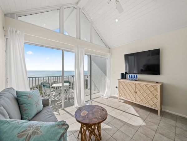 Holmes Beach One Bedroom Beachfront Condo Sleeps 4 Gulf View