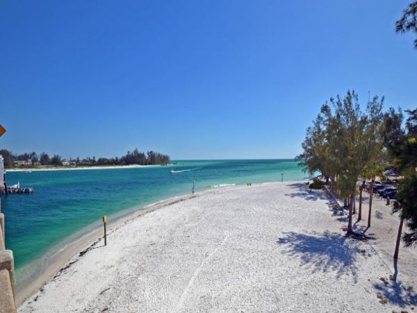 Holmes Beach One Bedroom Beachfront Condo Sleeps 4 Gulf View